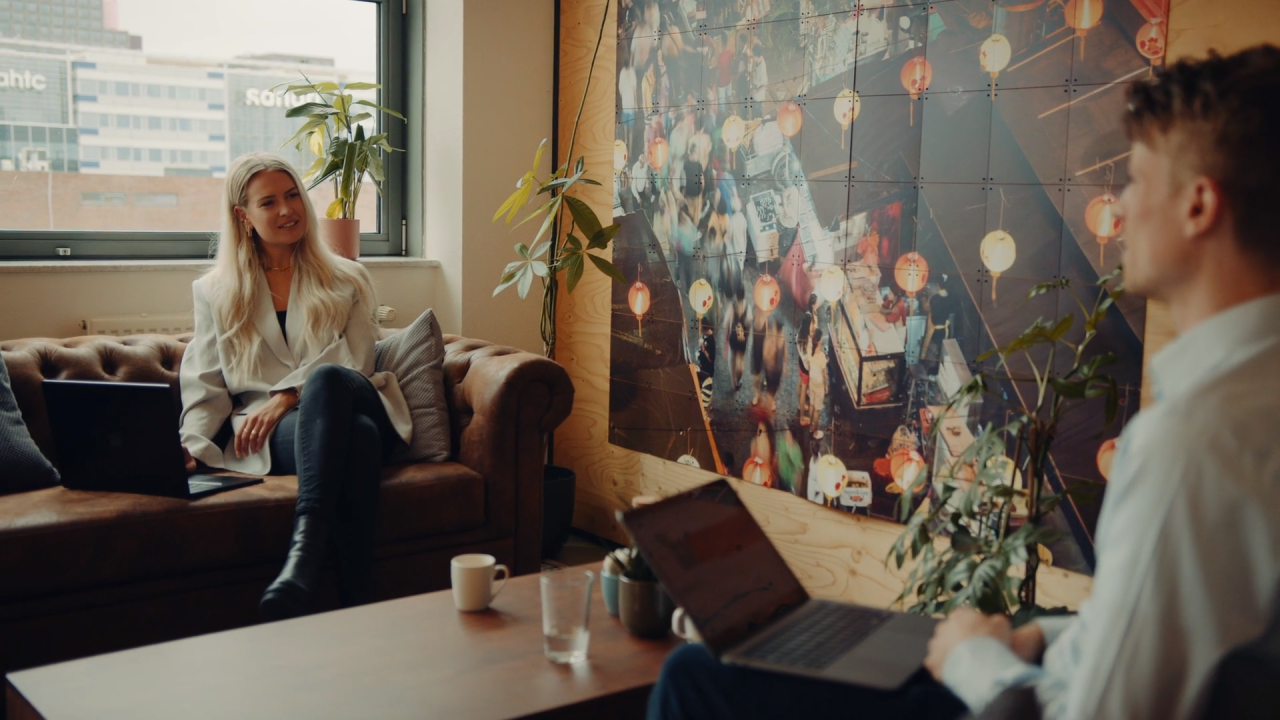 Afbeelding van Anne Babijn in gesprek met een klant.