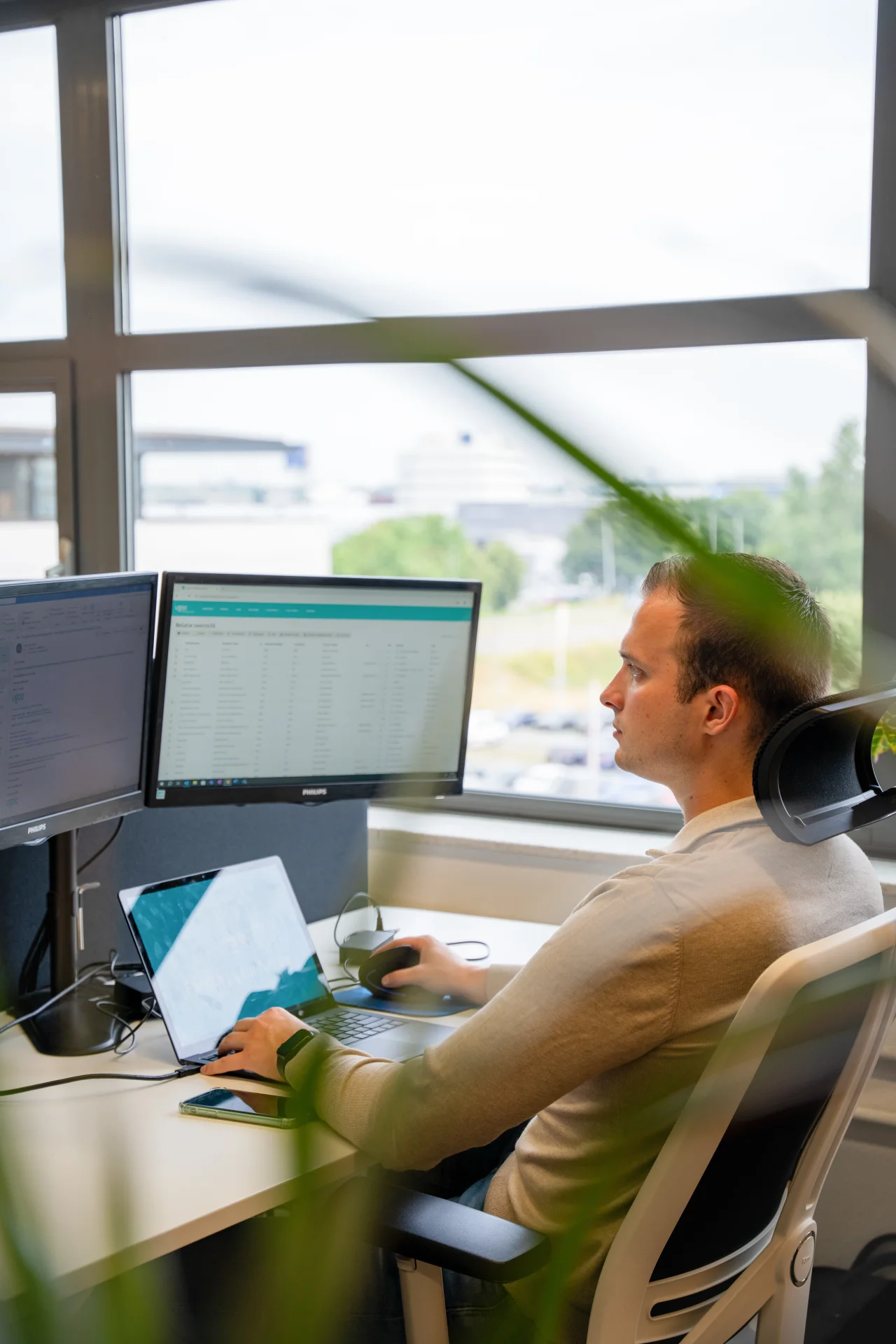 WBSO-consultant aan het werk achter zijn computer.